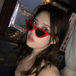 Red retro triangle cat eye sunglasses